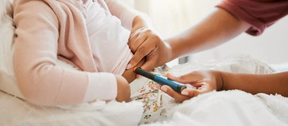 Injecting insulin in children