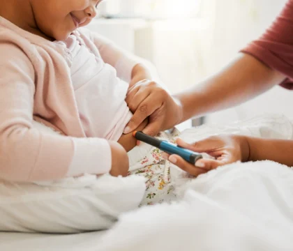 Injecting insulin in children