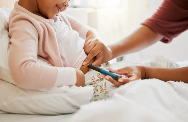 Injecting insulin in children